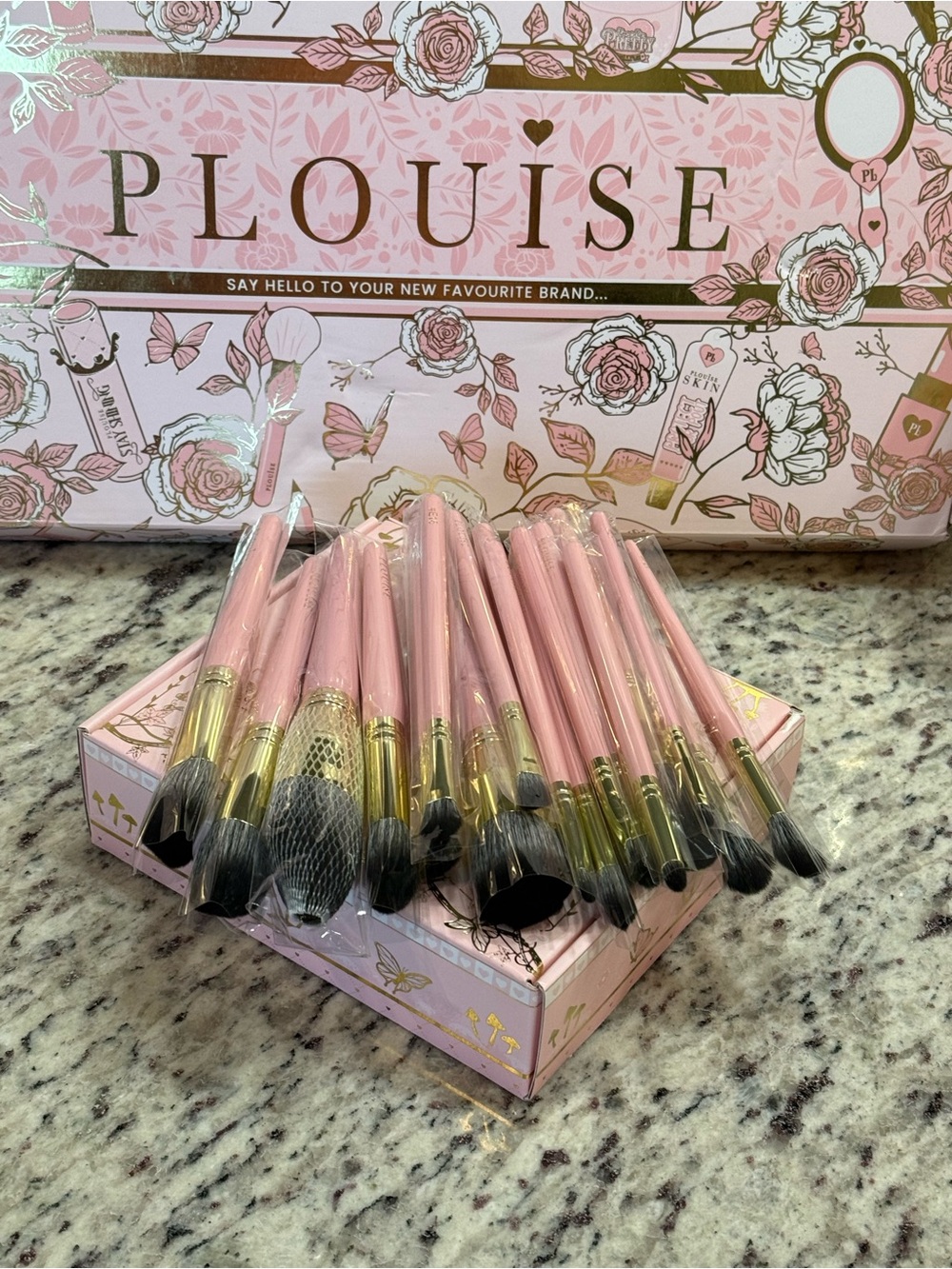 Plouise 20 Piece Pink Makeup Brush Set. New